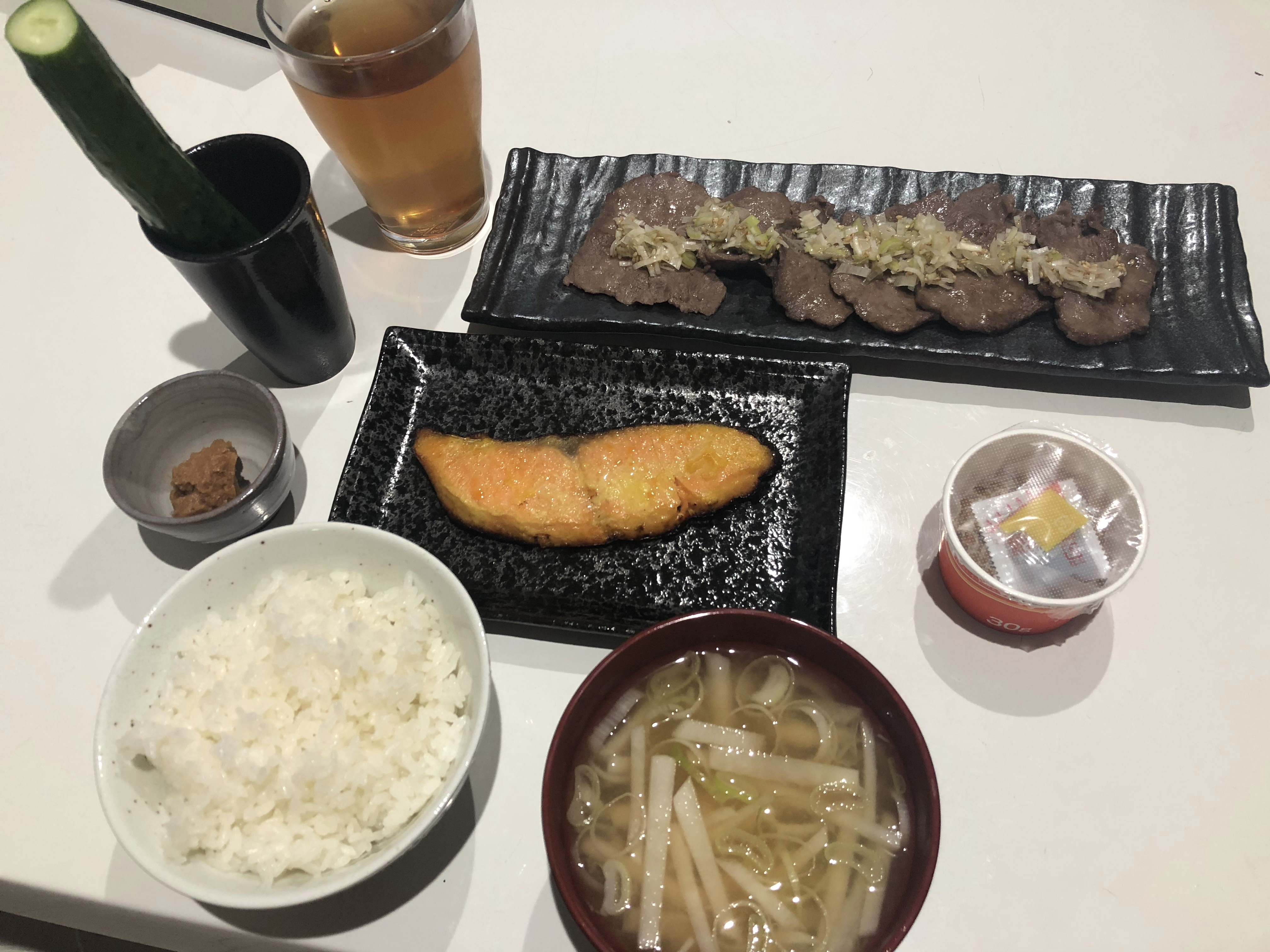 守屋大志のおうちで牛タンと鮭の超和風ご飯